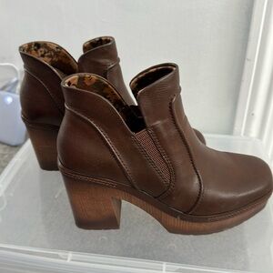 Platform Kirk’s brown booties